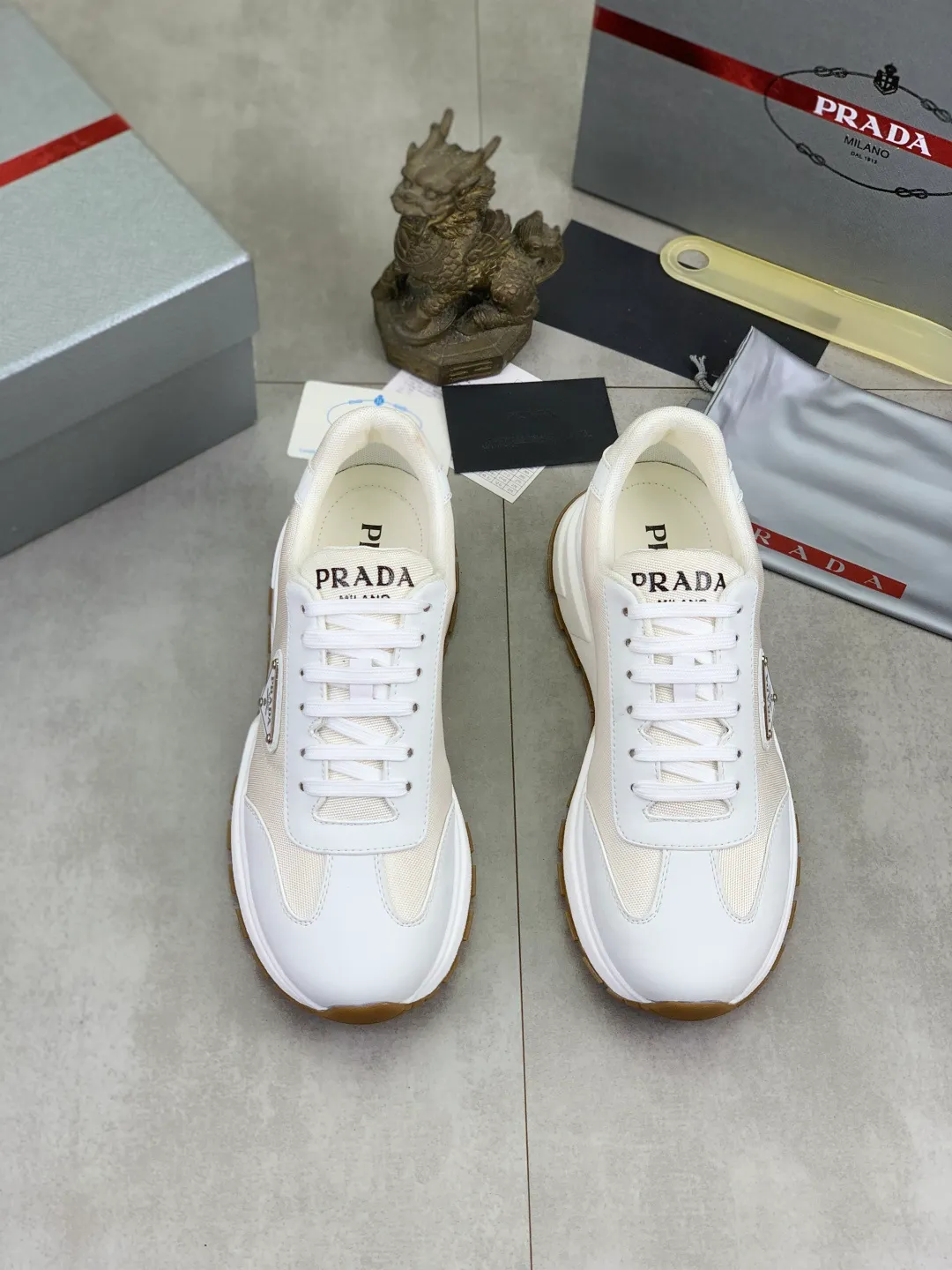 Men's men's shoes P560💰 [Real Price] Popular models are on the official website, 🆘 Trendy brand (Prada) mainly promotes popular models, avant-garde and versatile fashionable men's shoes private version mold opening, cowhide surface splicing 1:1.. Stylish and simple, original imported cowhide lining cowhide feet; the atmosphere and personality are more fashionable, eye-catching and pursuing class. It will subvert the old ideas and be a must-have for fashionistas who want to spend time with you! Must keep it! Tall and comfortable, large and low, high-end quality workmanship. Code number: 38-44 (45 customized) 2️⃣ optional.
